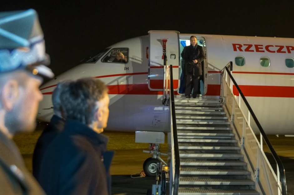 Prezydent Andrzej Duda wysiadający z samolotu na lotnisku w stolicy Belgii, źródło: twitter.com/prezydentpl.