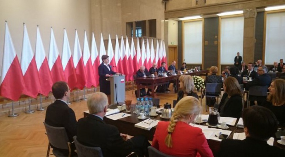 Premier Beata Szydło otwiera w KPRM posiedzenie komisji wspólnej. (fot.: twitter/MSWiA)
