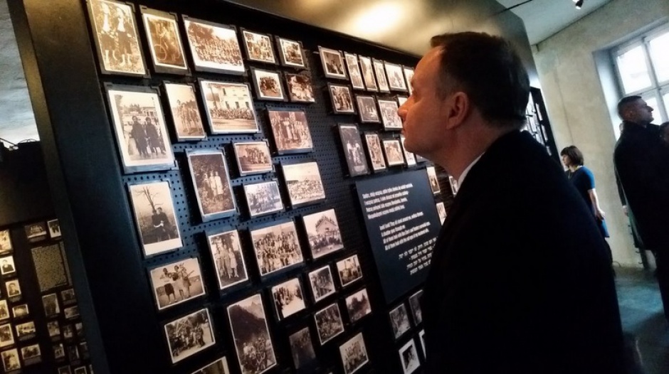 Prezydent Andrzej Duda na terenie Muzeum Auschwitz Birkenau, źródło: twitter.com/prezydentpl