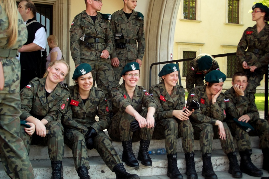 Polscy żołnierze w oczekiwaniu na defiladę w Krakowie, fot. Piotr Drabik/flickr.com/CC BY 2.0