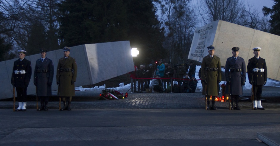 Pomnik ofiar katastrofy TU-154M na warszawskich Powązkach, fot. flickr.com, C BY-NC-ND 2.0