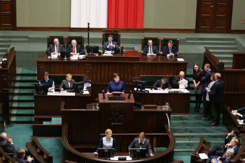 Premier Beata Szydło na mównicy sejmowej, ósme posiedzenie sejmu VIII kadencji, źródło: twitter.com/kancelariasejmu