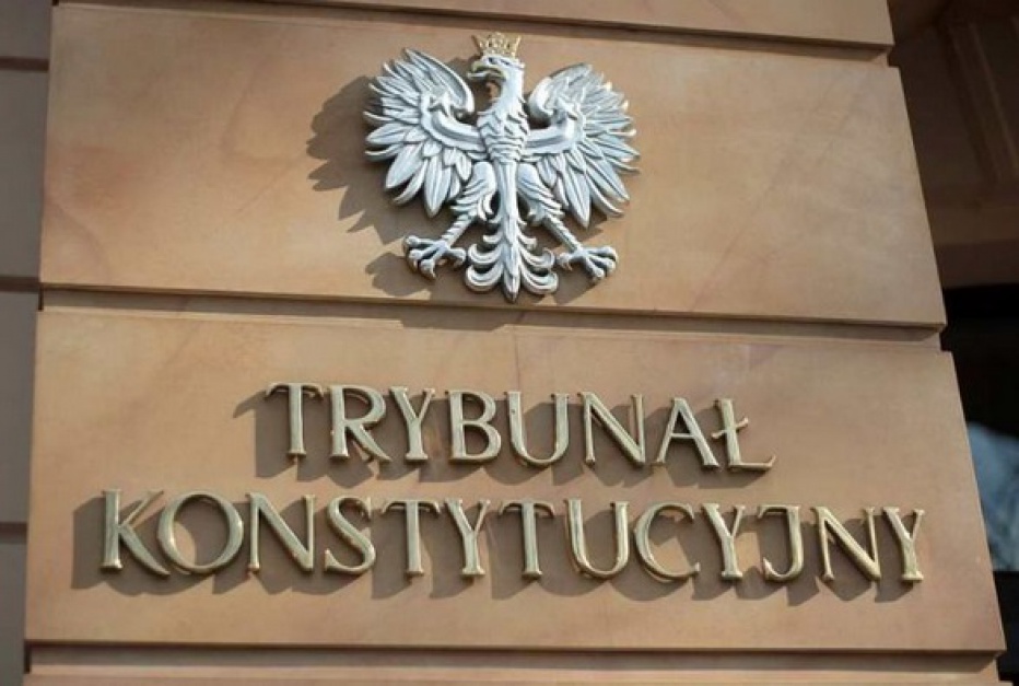 Szyld na budynku Trybunału Konstytucyjnego w Warszawie, źródło: twitter.com