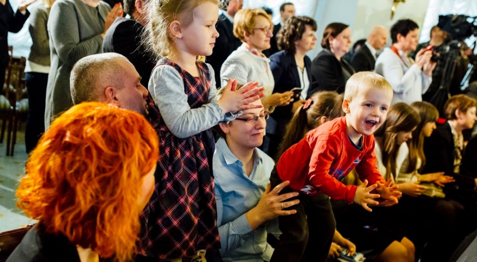Dzieci i ich rodzice w Pałacu Prezydenckim w czasie spotkania z Andrzejem dudą, źródło: twitter.com/prezydentpl