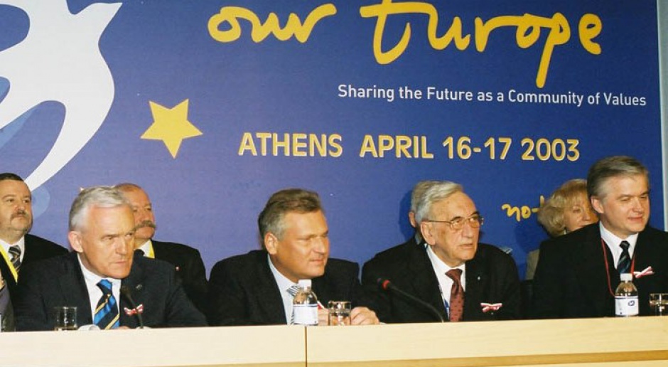 Polska delegacja w Atenach w 2003 roku, podczas podpisania Traktatu Akcesyjnego do UE (fot.msz.gov.pl)