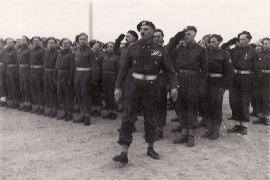 Gen. Anders z żołnierzami, zdjęcie z  czasów II Wojny Światowej, źródło: domena publiczna