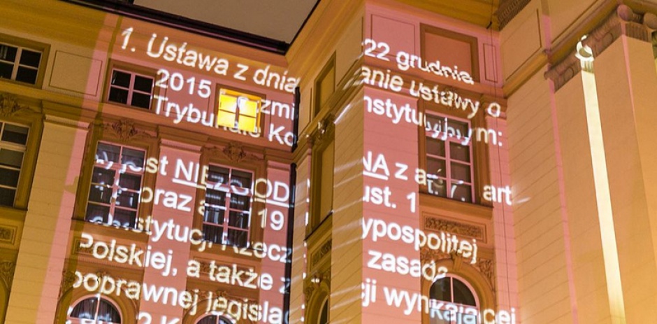 Wyrok Trybunału Konstytucyjnego na ścianie budynku Kancelarii Premiera, wyświetlanie zorganizowano 9 marca, źródło: partiarazem.pl