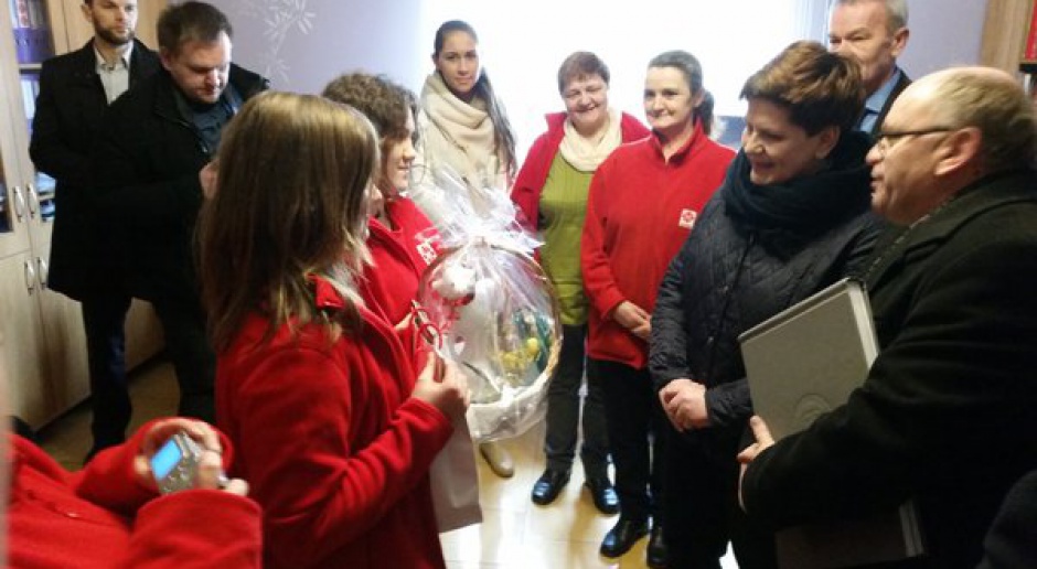 Premier Beata Szydło spotkała się także z pracownikami i wolontariuszami Caritas Archidiecezji Krakowskiej (fot. twitter/Kancelaria Premiera)