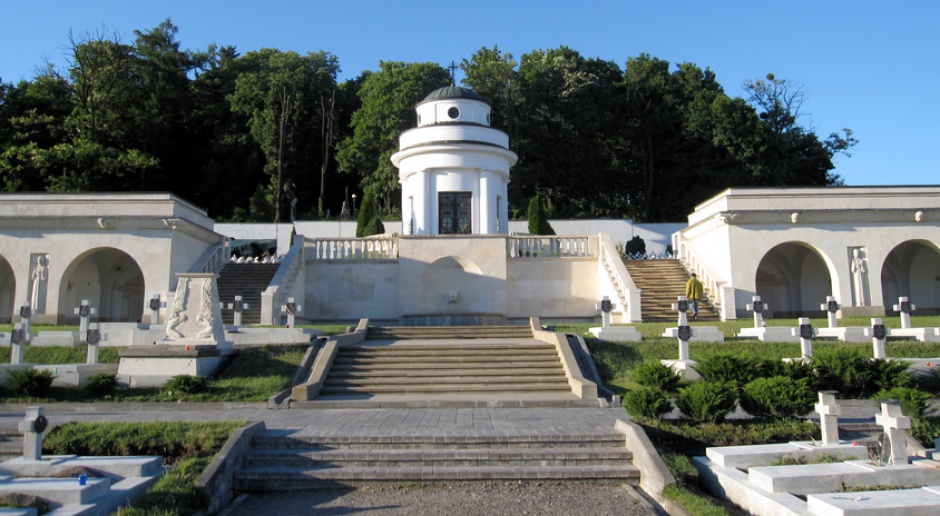 Cmentarz Orląt Lwowskich gromadzący mogiły uczestników bitwy o Lwów i Małopolskę Wschodnią (1918–1920). Symbol walki o pamięć pomordowanych na Wschodzie, źródło: wikipedia.org/CC BY-SA 3.0
