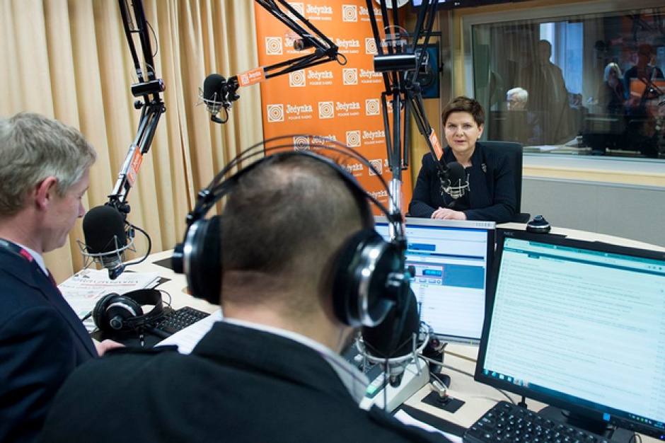 Premier w studiu radiowym, w czasie opisywanej rozmowy, źródło: ttwitter.com/PremierRP