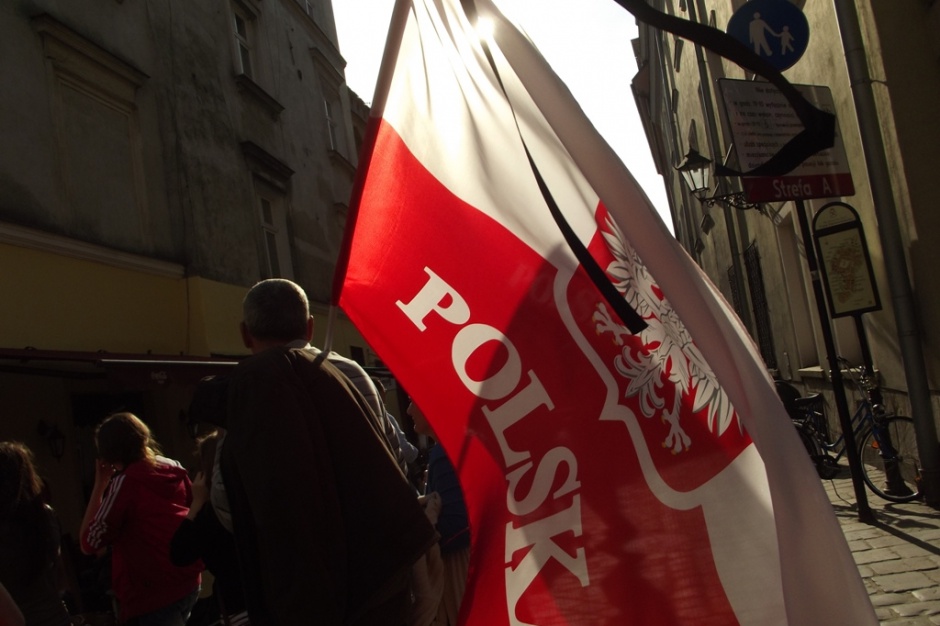 Polski obywatel z flagą przepasaną kirem, obchody 10 kwietnia 2013 roku, źródło: Piotr Drabik, flickr.com, CC BY 2.0