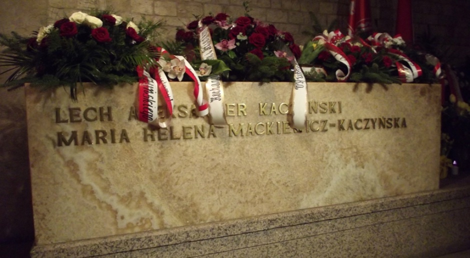 Sarkofag Lecha i Marii Kaczyńskich na Wawelu, źródło: Piotr Drabik, flickr.com, CC BY 2.0 