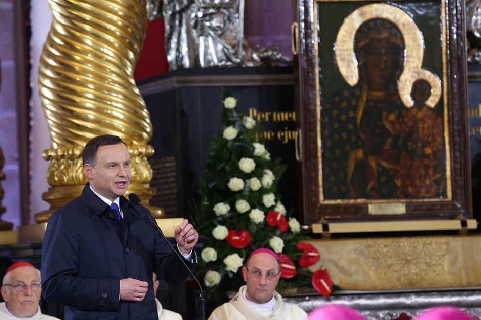 Andrzej Duda w czasie mszy za ojczyznę 14 kwietnia, źródło: twitter.com/prezydentpl