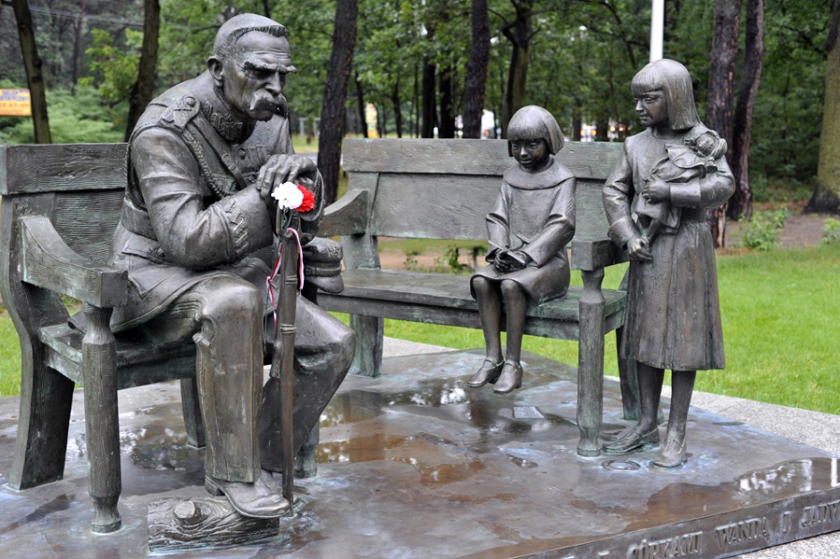 Pomnik Józefa Piłsudskiego z córkami w Sulejówku, źródło: wikipedia.org/CC BY-SA 3.0
