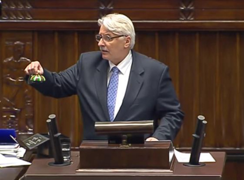 Minister Waszczykowski prezentuje bączka. (fot. youtube.com)