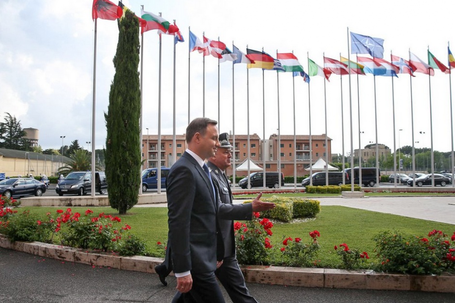 Andrzej Duda w Rzymie, w tle flaga NATO, źródło: twitter.com/prezydentpl