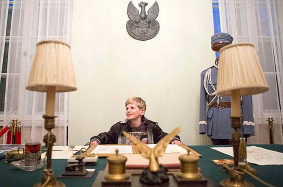 Młody obywatel przy jednym z biurek prezydenta w Belwederze, źródło: twitter.com/prezydentpl