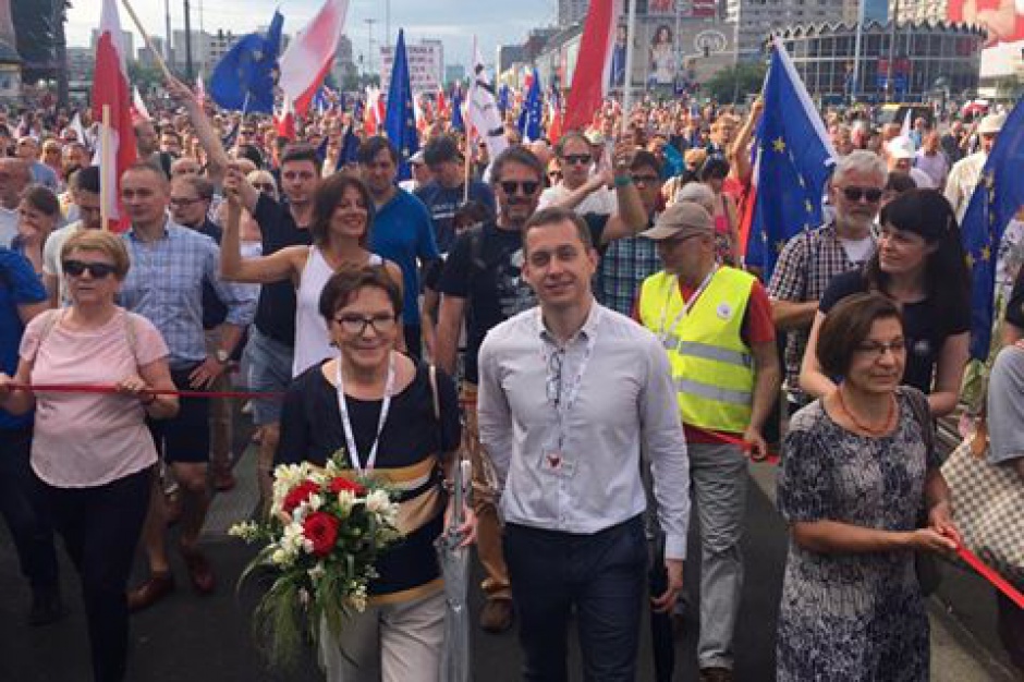 Ewa Kopacz na marszu KOD w Warszawie 4 czerwca. (źródło: facebook.com/Cezary-Tomczyk-Poseł-na-Sejm-RP)