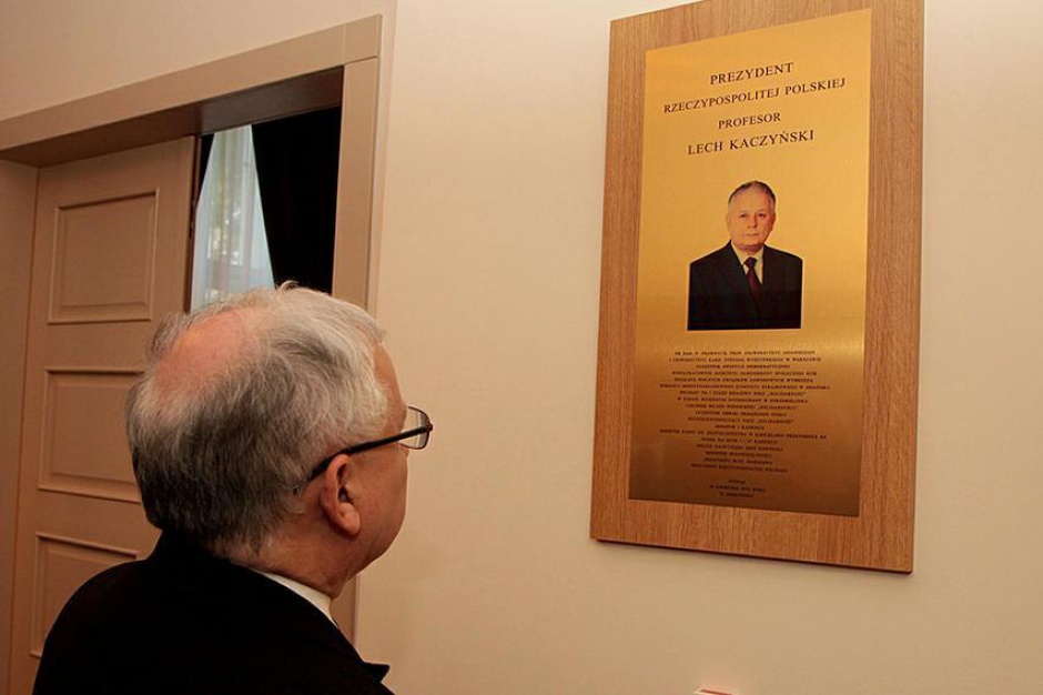 Jarosław Kaczyński przed pamiątką brata, umieszczoną na ścianie w siedzibie SKW, źródło: mon.gov.pl 