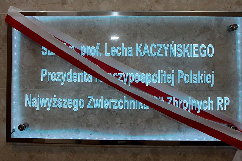 Napis informujący o nadaniu imienia prezydenta Lecha Kaczyńskiego sali w siedzibie SKW, źródło: mon.gov.pl