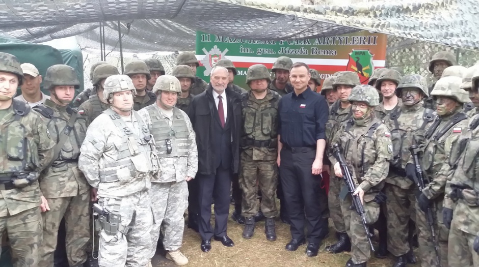 Prezydent Andrzej Duda i szef MON Antoni Macierewicz w towarzystwie polskich wojskowych, źródło: twitter.com/mon_pl