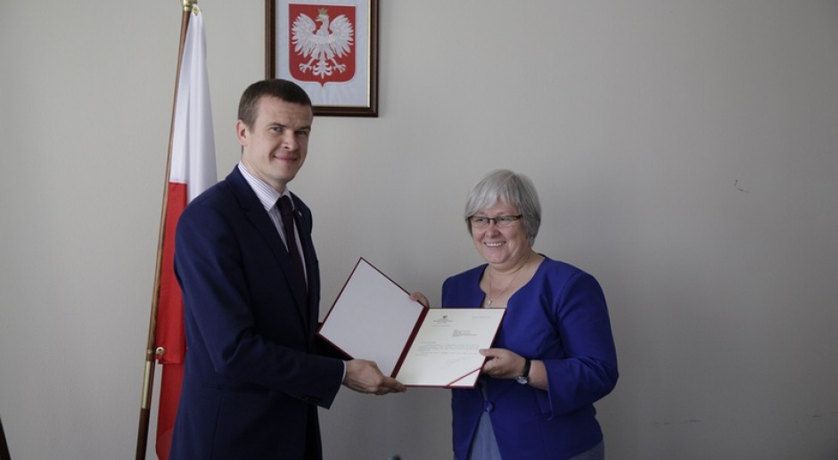 Minister sportu wręczający powołania nowym członkom Rady, źródło: msport.gov.pl
