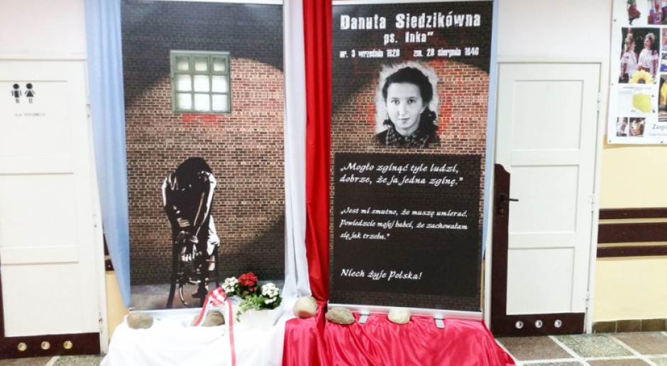 Pamiątkowa tablica poświęcona walczącej z nazizmem bohaterce od której imienia została nazwana szkoła w Czarnem. (źródło: men.gov.pl)