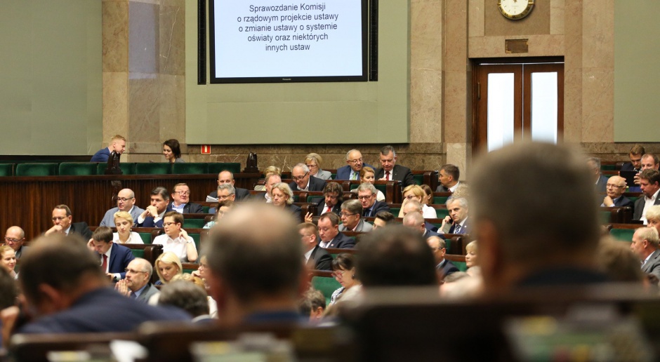 Posłowie na sali plenarnej obrad Sejmu, źródło: twitter.com/kancelariasejmu