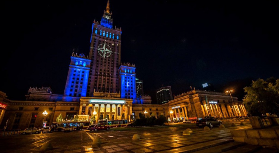 Warszawa witała prezydenta USA i innych delegatów podświetleniem Pałacu Kultury i Nauki na niebiesko, to kolor sojuszu, źródło: twitter.com/natosummits