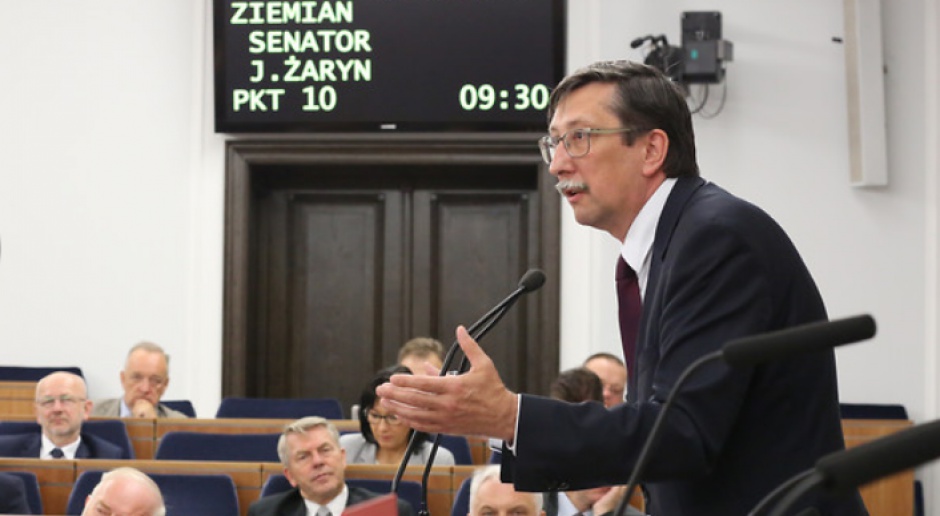 Obrady Senatu RP, na mównicy senator Jan Żaryn, źródło: Michał Józefaciuk, senat.gov.pl