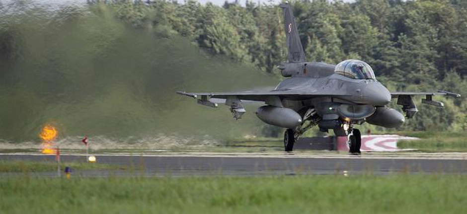 Polski samolot F-16, konstrukcja tych maszyn powietrznych to projekt amerykański, źródło: Bartsz Bera/mon.gov.pl