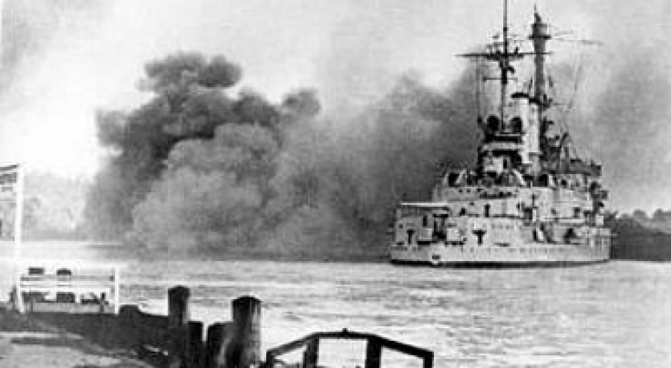 Pancernik niemiecki Schleswig Holstein atakujący Gdynię we wrześniu 1939 roku. (fot.: wikipedia.org/domena publiczna).