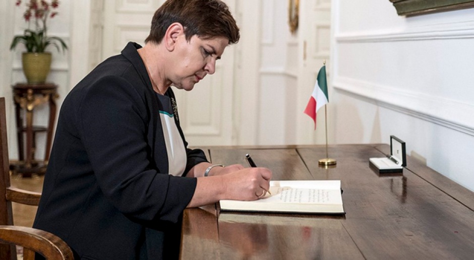 Premier wpisała się do księgi kondolencyjnej, którą od czwartku można zobaczyć i uzupełnić w ambasadzie Republiki Włoskiej, źródło: twitter.com/premierrp