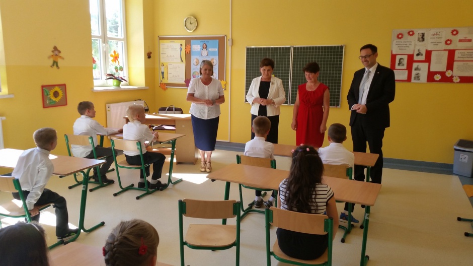 Beata Szydło zaznaczyła, że szkole należy przywrócić funkcję wychowawczą (fot.twitter.com/PremierRP)
