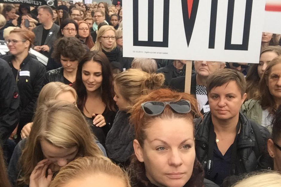 Kobiety protestowały w sobotę (1 października) pod Sejmem w ramach czarnego protestu. (źródło: twitter.com/barbaraanowacka)