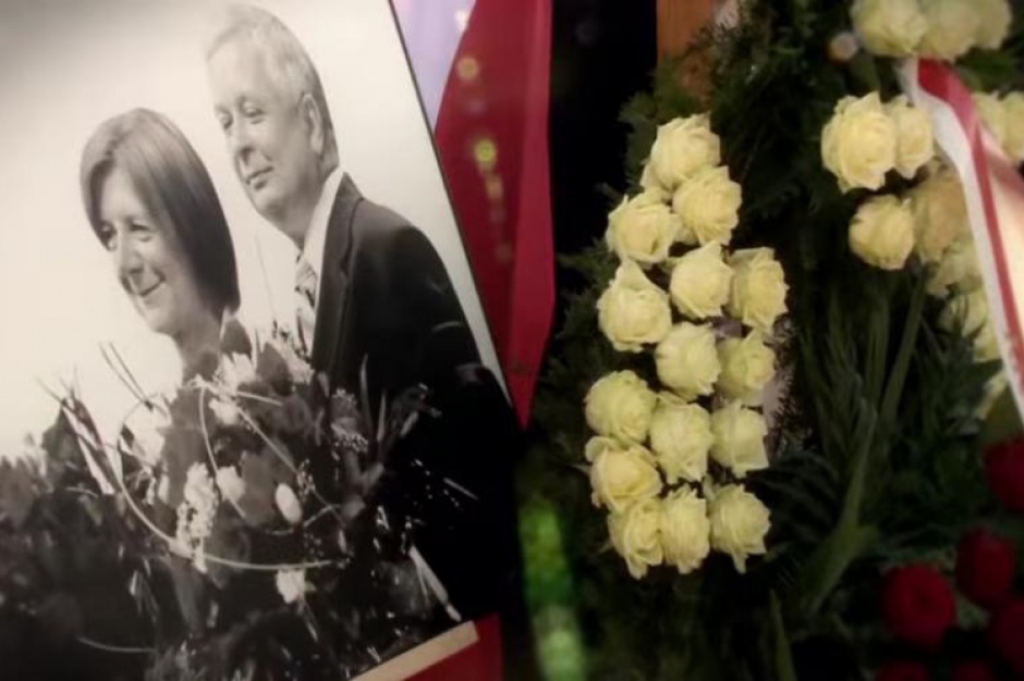 Jarosław Kaczyński zapowiedział, że jako pierwsza może zostać przeprwadzona ekshumacja śp. pary prezydenckiej (fot. youtube/PiS) 