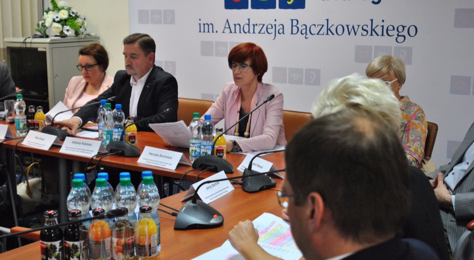 Minister rodziny, pracy i polityki społecznej Elżbieta Rafalska obok Piotr Dudy, szefa Solidarności, na spotkaniu w centrum Dialog. (źródło: MRPiPS/twitter.com)
