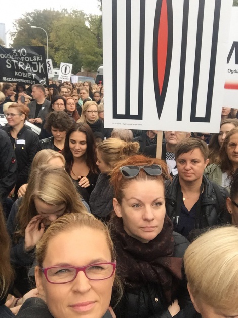 Barbara Nowacka w towarzystwie protestujących kobiet, w czasie czarnego poniedziałku, źródło: twitter.com/barbaraanowacka