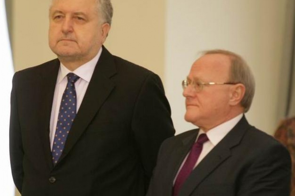 Osobą atakowaną za sprzeciwianie się interpretacji prawnej rządu w kwestii TK jest prezes tej instytucji, sędzia Andrzej Rzepliński (po lewej), źródło: wikipedia.org/CC