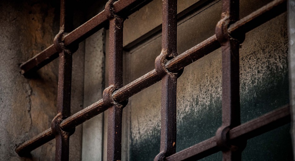 Służba więzienna zajmuje się nie tylko zapewnieniem porządku w placówkach zamkniętych, ale także transportem podopiecznych np. na rozprawy, źródło: pixabay.com/domena publiczna