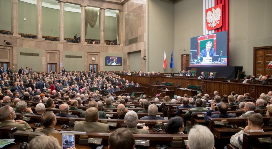 Plan obrad plenarnych często zmienia się w czasie posiedzenia. Jest to podyktowane długością wystąpień posłów, pracą w komisjach. (źródło: Sejm/twitter.com)