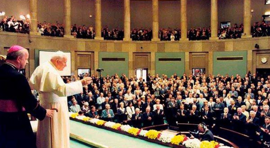 W Sejmie przemawiało wielu wybitnych ludzi światowej polityki i nie tylko. Pojawił się w nim również papież Jan Paweł II. (źródło: sejm.gov.pl)