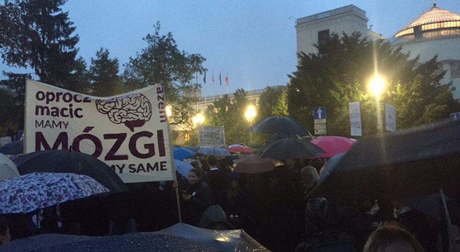 Ostatnią dużą falą protestów ulicznych w Polsce były marsze kobiet przeciwko tzw. ustawie aborcyjnej. Miały miejsce jesienią, źródło: Adrian Zandberg/twitter.com