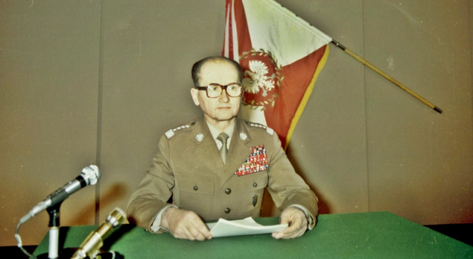 Generał Wojciech Jaruzelski (1923 - 2014) pojawił się 13 grudnia 1981 roku na ekranach telewizorów i w radiu Polaków. Oznajmił im, że władze socjalistyczne wprowadziły stan wojenny w kraju., źródło: wikipedia.org/domena publiczna