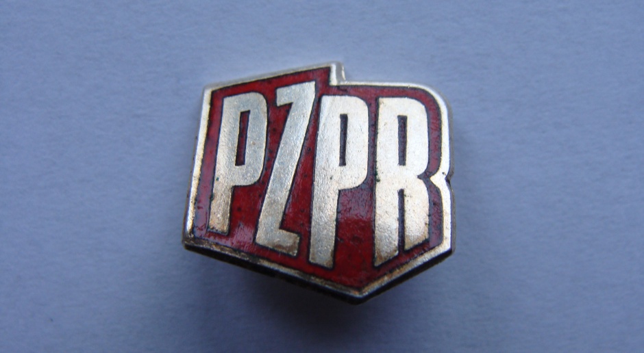 Znaczek Polskiej Zjednoczonej Partii Robotniczej (PZPR), źródło: Pesell/wikipedia.org/CC BY-SA 4.0