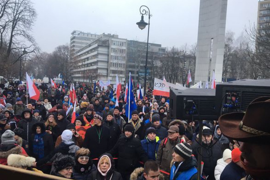 Manifestujący pod Sejmem w weekend, źródło: twitter.com