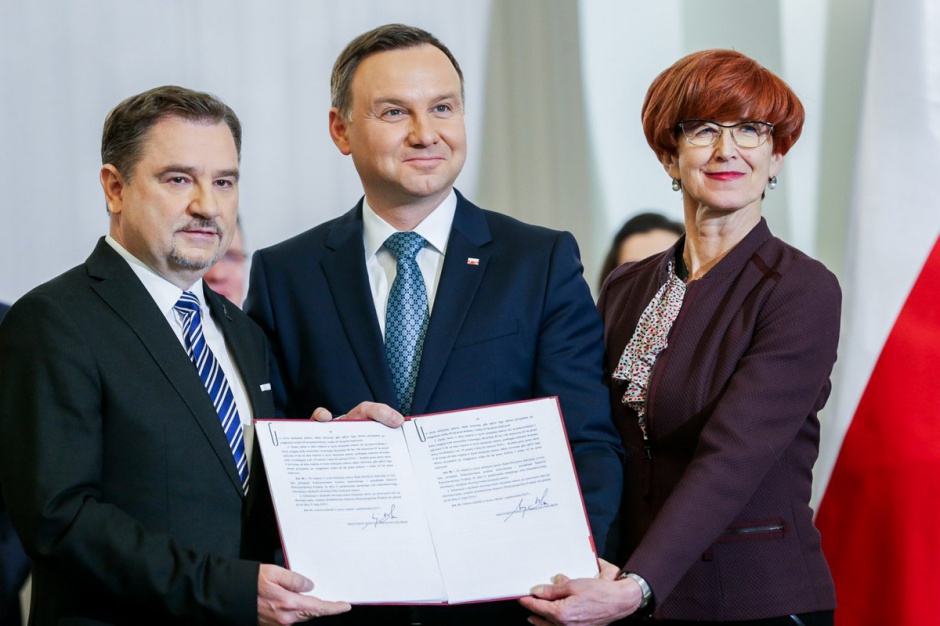 Piotr Duda, Andrzej Duda i minister rodziny Elżbieta Rafalska z podpisano ustawą. (fot. twitter)