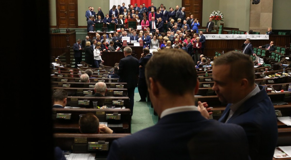 Politycy opozycji w czasie blokady sejmowej mównicy w piątek, początek protestu i okupacji sali plenarnej, źródło: Sejm RP/twitter.com/kancelariasejmu