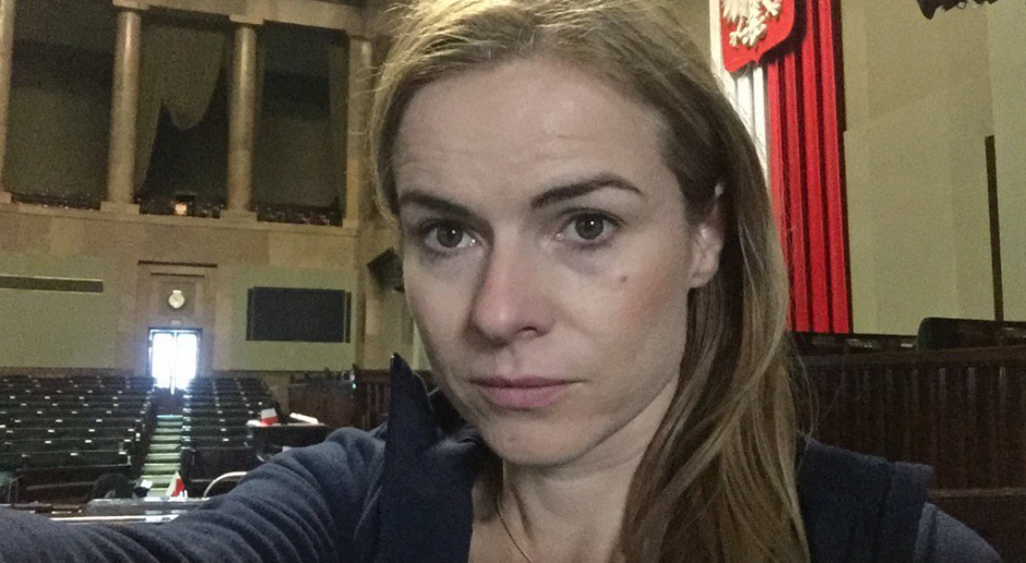 Poseł Joanna Schmidt (Nowoczesna) na fotografii typu selfie, zrobionej w czasie protestu na sali plenarnej Sejmu, źródło: twitter.com/Schmidt_PL
