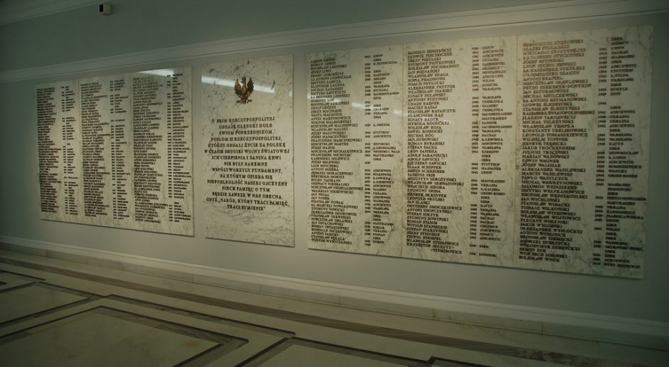 Sejm, tablica pamięci. źródło: Krzysztof Belczyński/flickr.com/(CC BY-SA 2.0